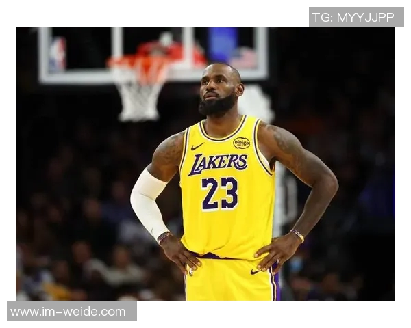 詹姆斯称赞艾顿表现出色强调他在球队中的重要性与冲击力